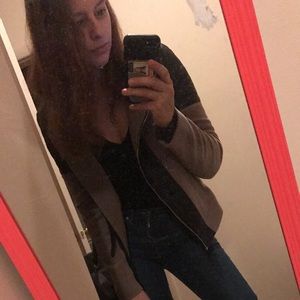 Meet your Posher, Claire